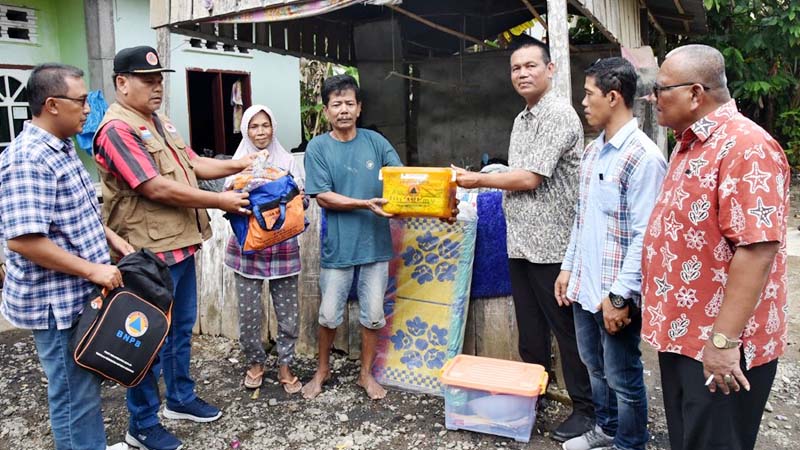 Pariaman, Padangkita.com - Wako Genius Umar menyerahkan bantuan untuk korban terdampak kebakaran di Desa Tungkal Selatan.