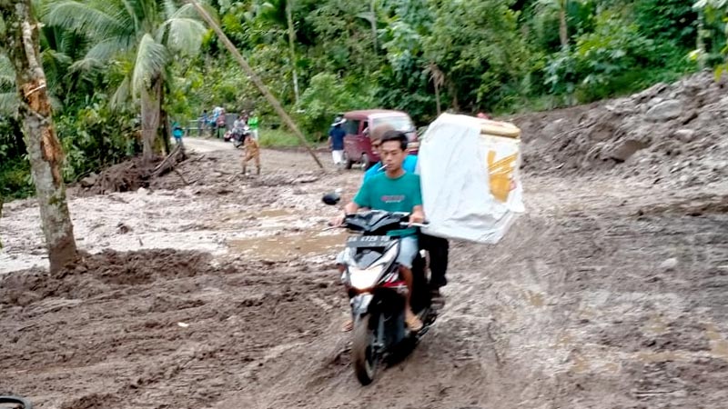 Lubuk Basung, Padangkita.com - Usai diterjang longsor di empat lokasi, akses jalan salingka Danau Maninjau kini sudah bisa dilewati.