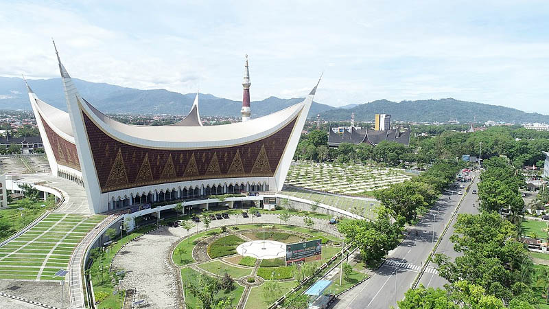 Padang, Padangkita.com - Arsitekrur Masjid Raya Sumatra Barat (Sumbar) masuk tujuh arsitektur masjid terbaik di dunia versi alfozan.