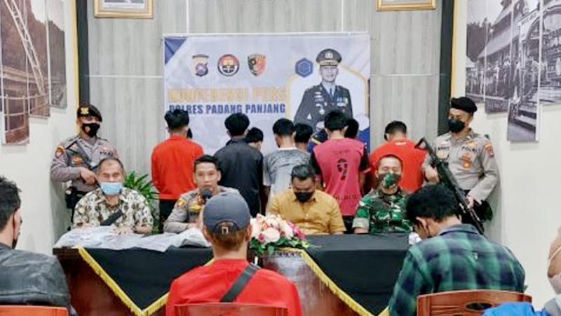 Padang Panjang, Padangkita.com - Jajaran Sat Reskrim Polres Padang Panjang mengamankan sebanyak 10 pemuda yang diduga hendak tawuran.