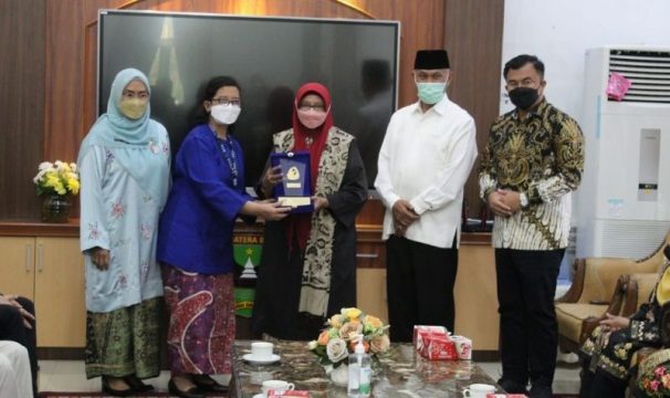 Raudha Thaib Terima Anugerah Kebudayaan Indonesia 2021, Mahyeldi Ungkap Peran Bundo Kanduang