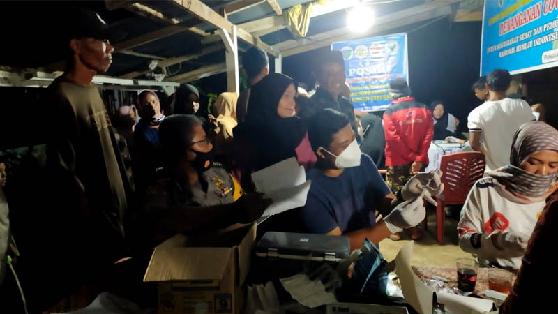 Painan, Padangkita.com - Agar tak bentrok dengan pekerjaan masyarakat, Polsek Linggo Sari Baganti menggelar vaksinasi pada malam hari.