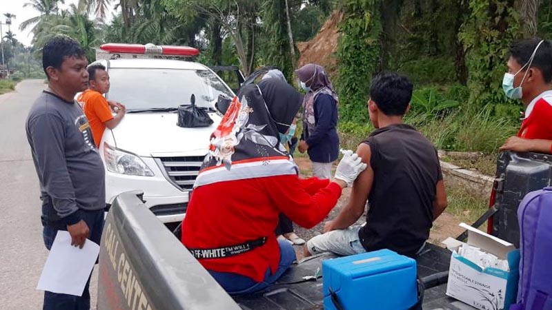 Painan, Padangkita.com - Personel Polres Pessel bersama tim vaksinator tak mengenal hari libur untuk mengejar target vaksinasi Covid-19.