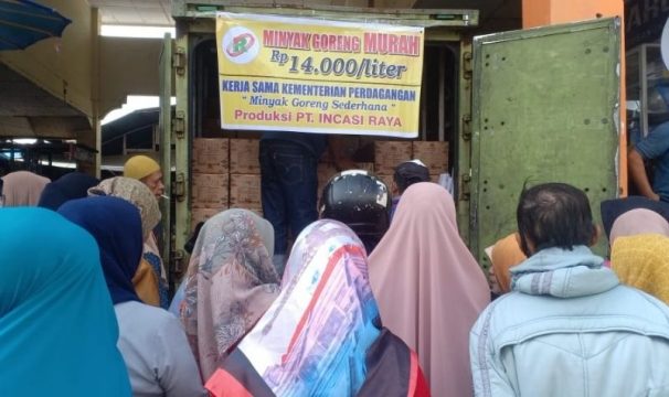 Jual Minyak Goreng Rp14 Ribu Per Kilogram, Operasi Pasar di Batusangkar Diserbu Emak-emak