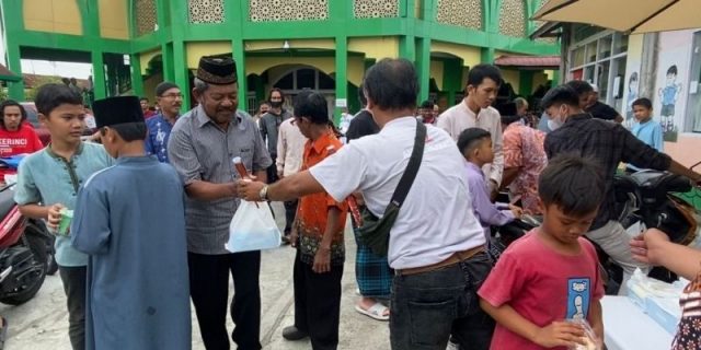 Andre Rosiade Berbagi Nasi Kotak Jumat Berkah di Padang Timur