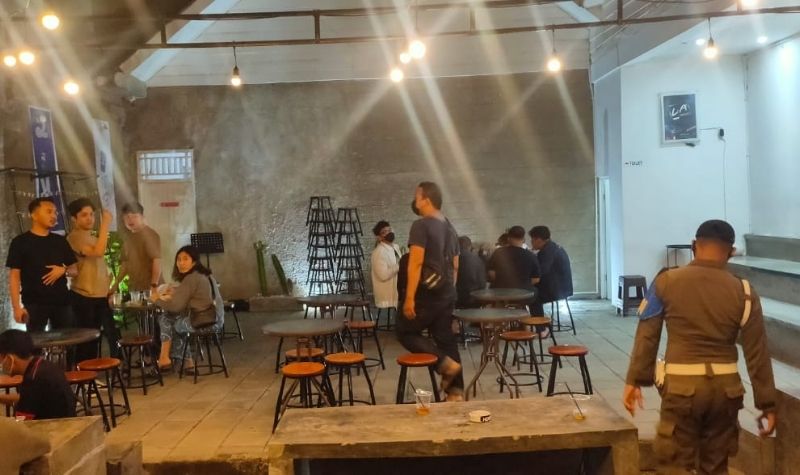 3 Kafe Ditemukan Melanggar Protokol Kesehatan, Pengelola Diperiksa Satpol PP Padang