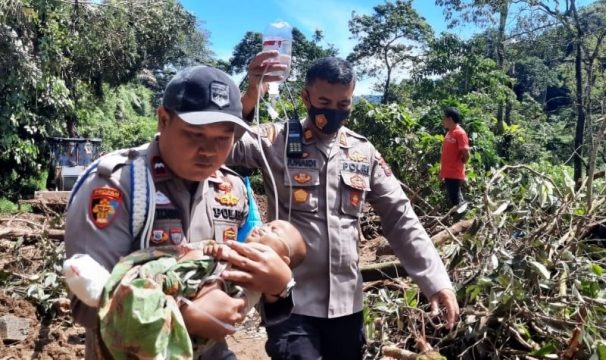 Polisi Evakuasi Bayi 7 Bulan yang Terpasang Infus Lewati Jalan Longsor di Pasbar