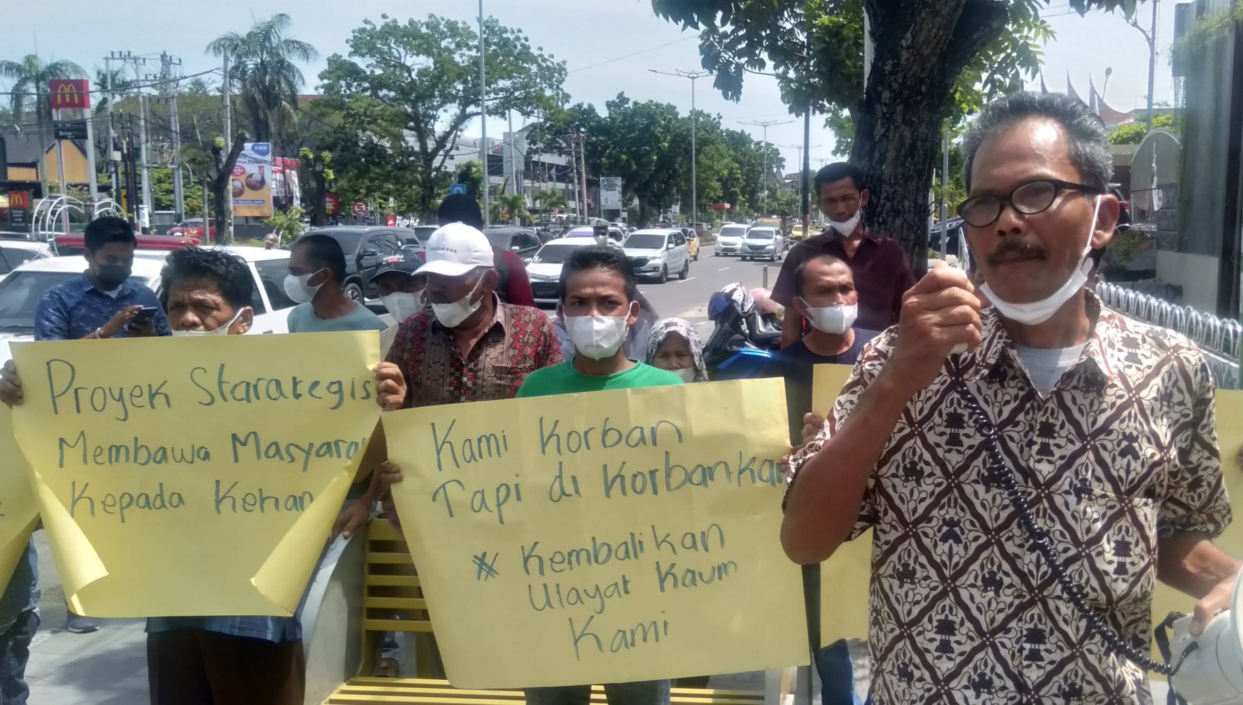 Puluhan Warga Parit Malintang Unjuk Rasa di Depan PN Padang, Tuntut Transparansi Sidang Korupsi Tol