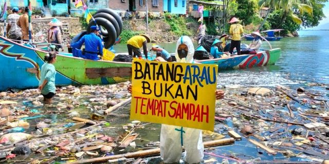 WALHI Sumbar dan ESN Rilis Merek Sampah Plastik yang Dominasi Pencemaran Sungai di Padang