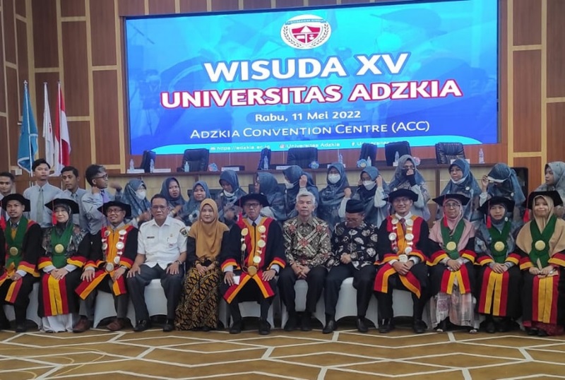 Universitas Adzkia mewisuda sebanyak 167 lulusannya secara tatap muka di Gedung Adzkia Convention Center pada Rabu (11/5/2022).