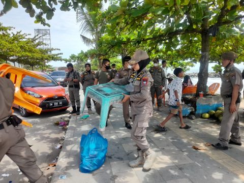 Lebaran Usai, Satpol PP Sapu Puing-puing Beserta Lapak PKL di Pantai Padang