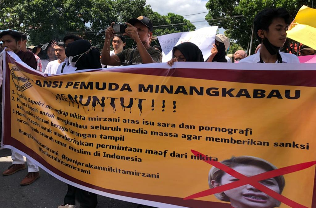 Aksi Unjuk Rasa di Padang Tuntut Kapolri Tangkap Artis Nikita Mirzani, Berlangsung Setengah Jam