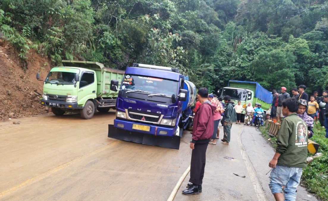 Sempat Putus Karena Longsor Akses Jalan Padang Solok Sudah Bisa Dilalui Kendaraan 7443