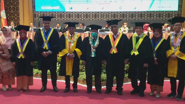 Universitas Negeri Padang Kukuhkan 5 Guru Besar, Berikut Daftarnya