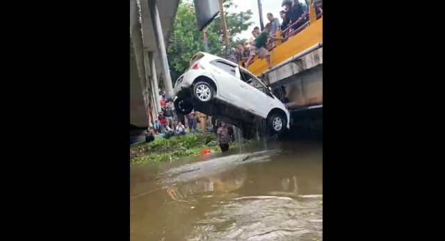Honda Brio Putih Tercebur ke Sungai Linggar Jati Padang, Sopir Selamat Keluar Lewat Jendela