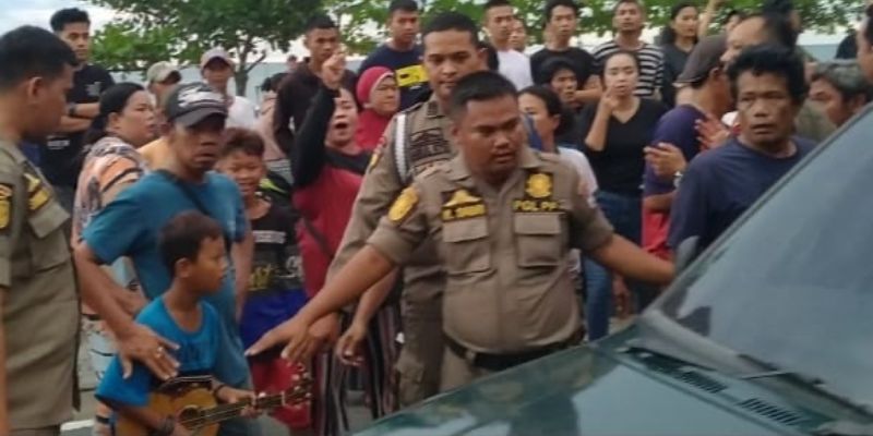 Satpol PP Padang Diserang dan Diancam PKL, Kendaraan Operasional Dirusak