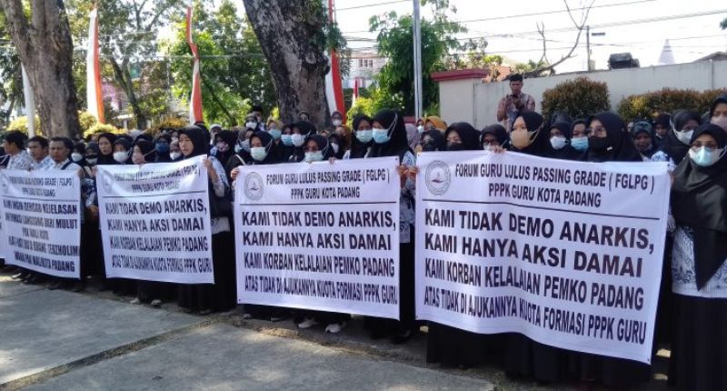 Ratusan Guru Honorer Geruduk DPRD Padang, Ngadu Telah Lulus Passing Grade PPPK, tapi Tak Kunjung Diangkat