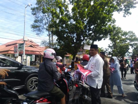 DPRD Kota Padang Bagi-bagi Bendera Merah Putih di Sawahan