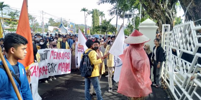 Demo Hari Tani di Depan Kantor Gubernur Sumbar, Mahasiswa Bawa Orang-orangan Sawah
