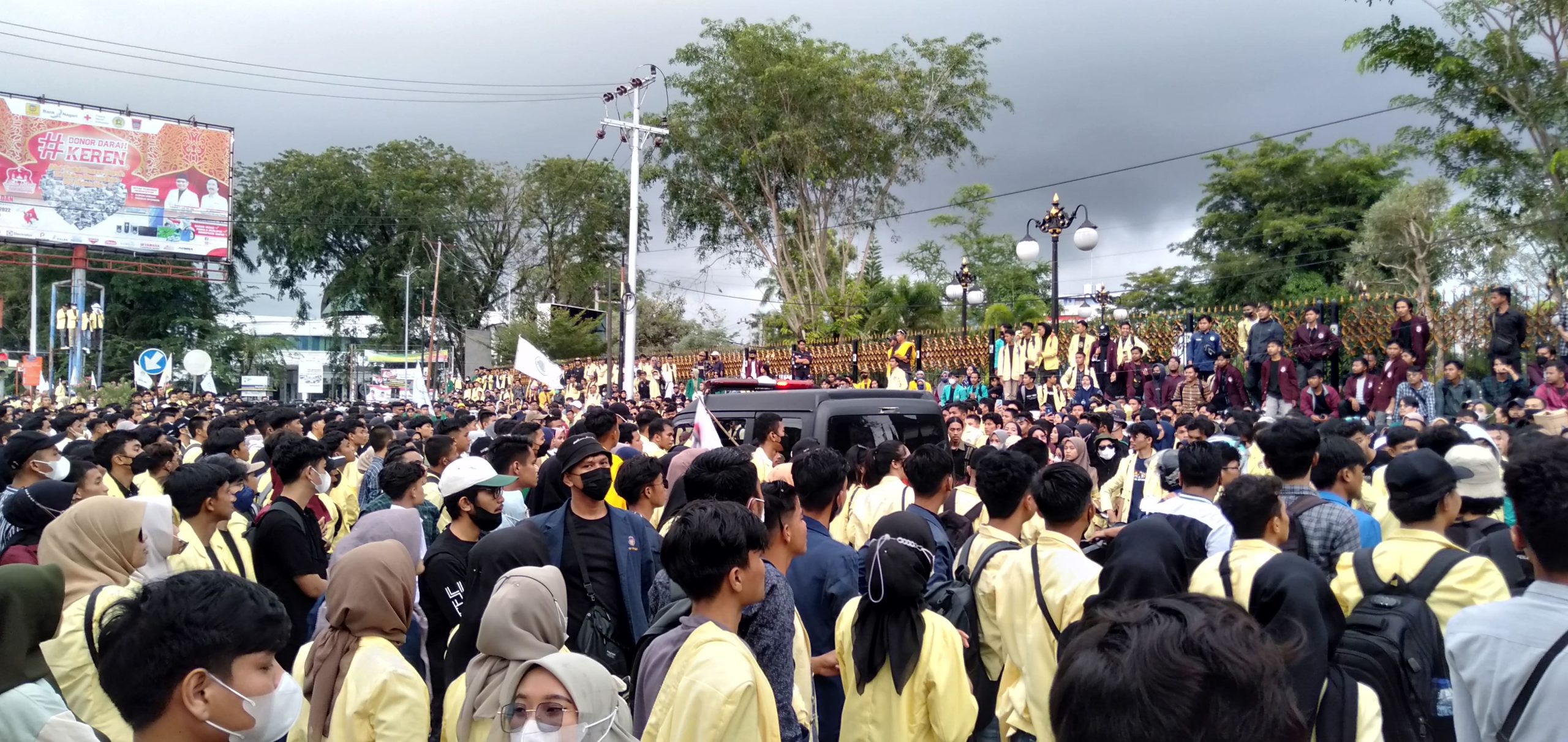 Momen Mahasiswa Bukakan Jalan untuk Ambulans Melintas saat Demo BBM di Padang