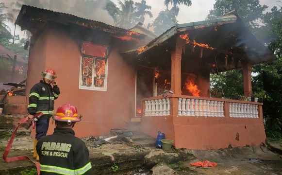 Sebuah Rumah Terbakar di Rawang Padang Minggu Pagi, Kerugian Ditaksir Capai Rp300 Juta
