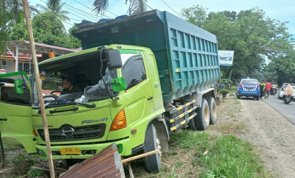 Pengemudi Dump Truk Nekat Ambil Jalur Kendaraan Lawan di Jalinsum Dharmasraya, Memakan Korban