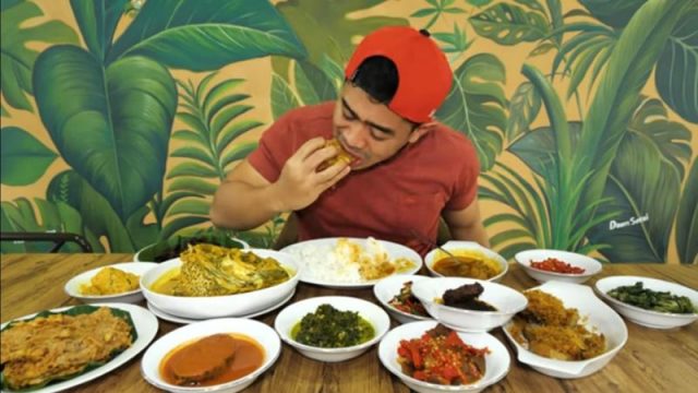 Mukbang Brutal di Rumah Makan Padang, Food Vlogger 16,5 Juta Subscribe Ini Sampaikan Pujian Setinggi Langit!