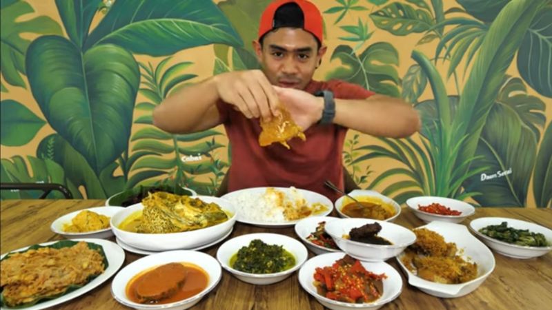 Ternyata Ini Tiga Makanan Minang Kesukaan Food Vlogger Tanboy Kun 