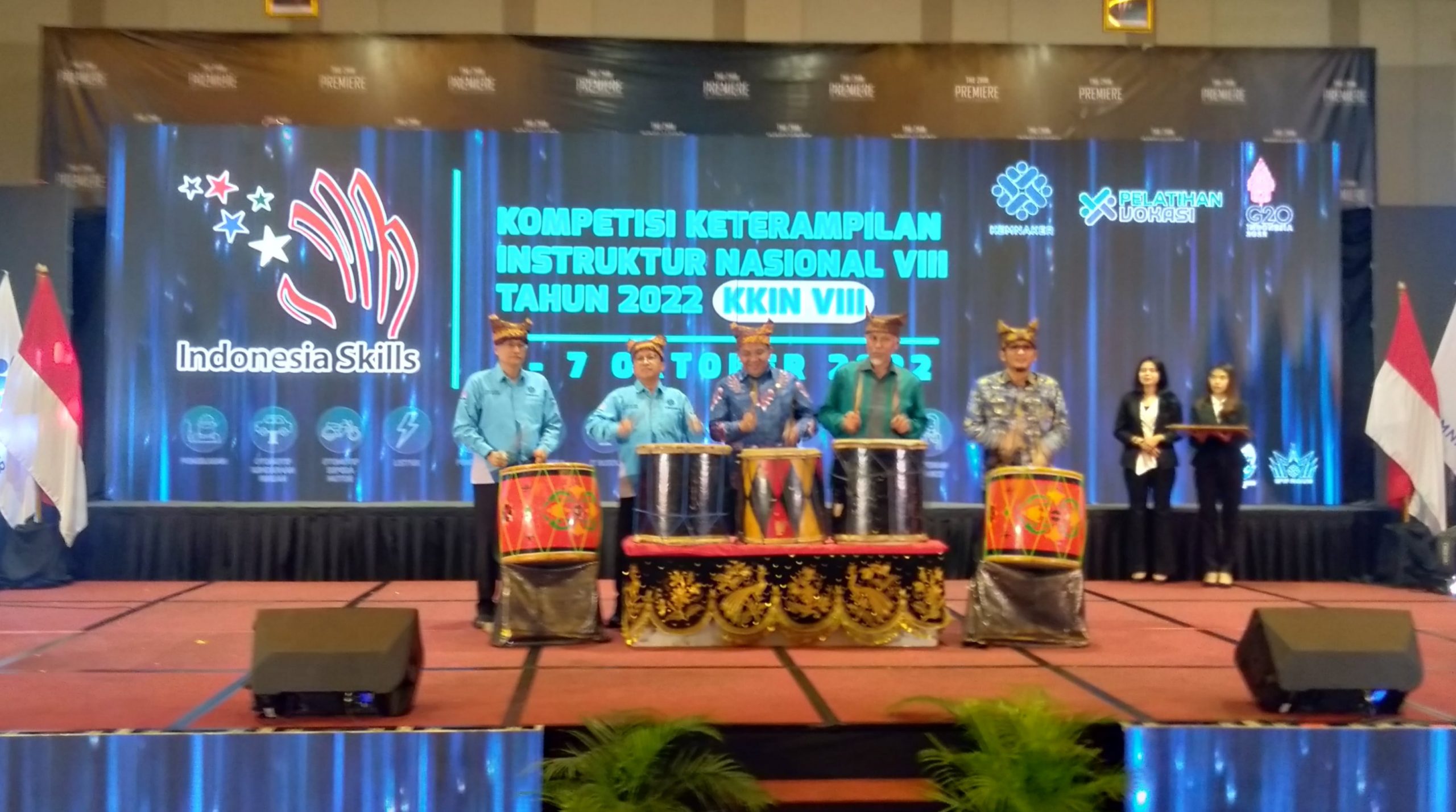 Wamenaker Adriansyah Noor (tengah) bersama pejabat lainnya resmi membuka KKIN VII di The Premiere Hotel, Padang, Minggu (2/10/2022). [Foto: Fakhru]