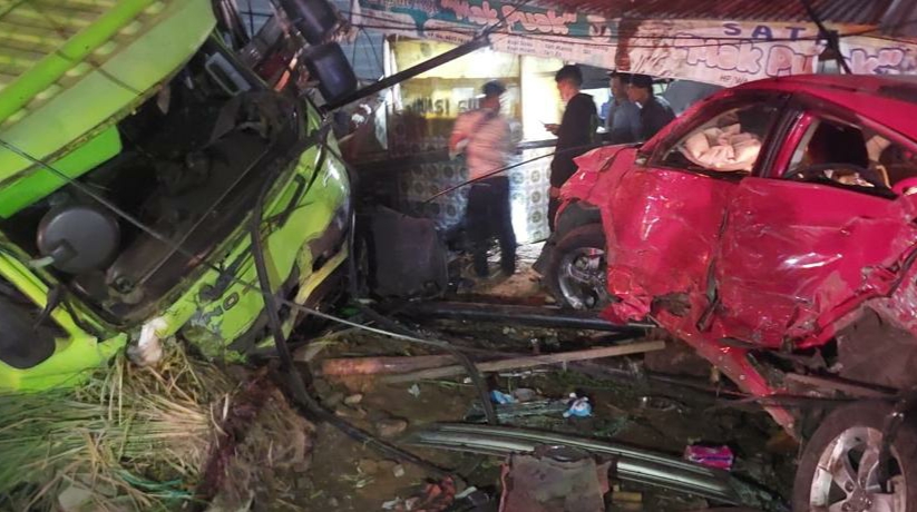 Kecelakaan Beruntun Libatkan 4 Kendaraan di Padang Luar, 10 Orang Luka-luka