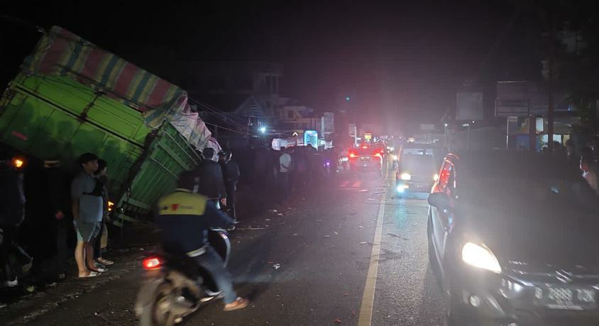 Kronologi Kecelakaan Beruntun di Padang Luar, Truk Rem Blong Tabrak Mobil hingga Rumah Warga