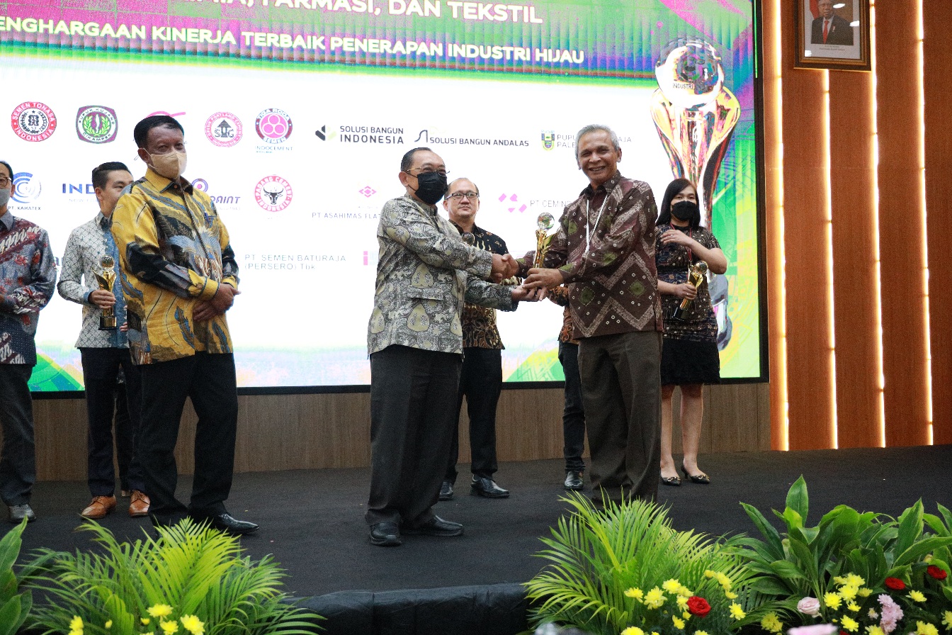Semen Padang Raih Penghargaan Kinerja Terbaik Penerapan Industri Hijau dari Kementerian Perindustrian