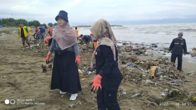 Pemko Gotong Royong Bersihkan Sampah Menggunung di Pantai Padang