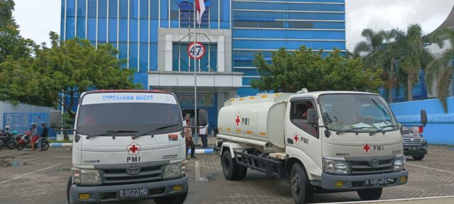 PMI Kerahkan Dua Mobil Tangki Bantu Pasokan Air untuk Warga Padang
