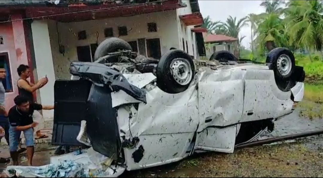 Hilang Kendali, Mobil Pengangkut Uang Kecelakaan di Padang Pariaman 