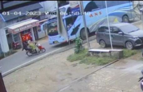 ANS Kecelakaan di Jambi, Terekam CCTV Seruduk Sepeda Motor Honda Scoopy 