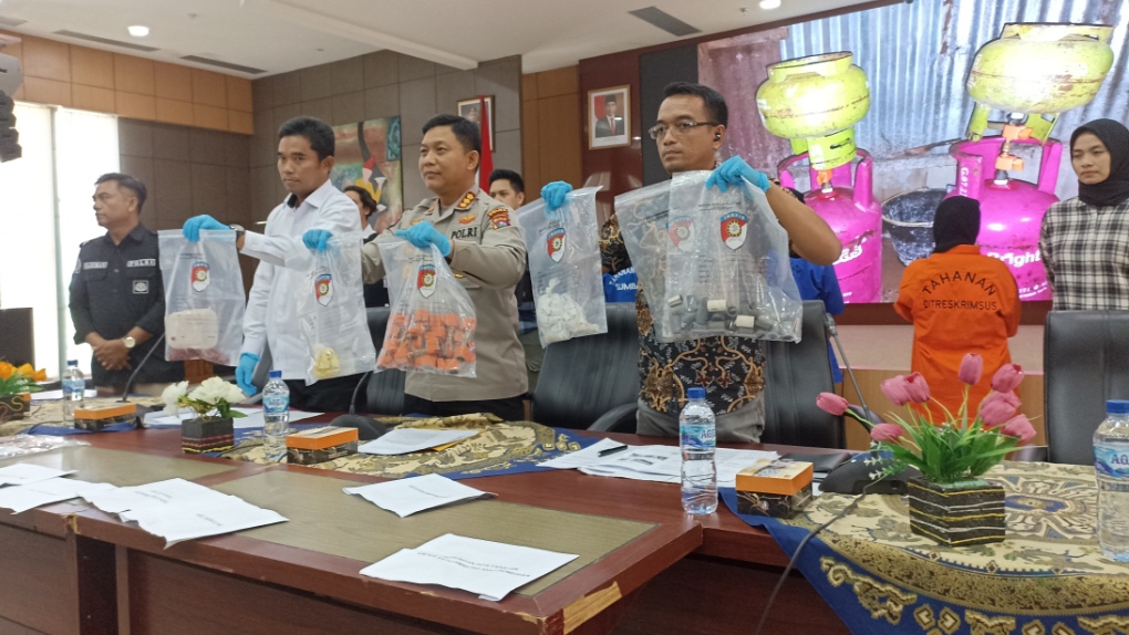 Polda Sumbar Ringkus Komplotan Pengoplos Ratusan Tabung Elpiji di Padang 