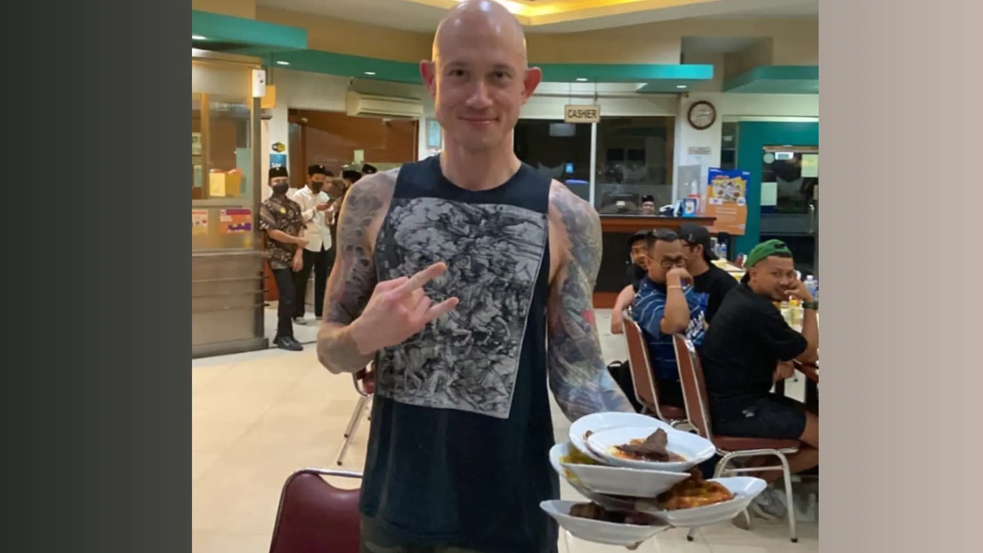 Intip Aksi Vokalis Band Heavy Metal Trivium Belajar Cara 'Manatiang' Piring ala Rumah Makan Padang