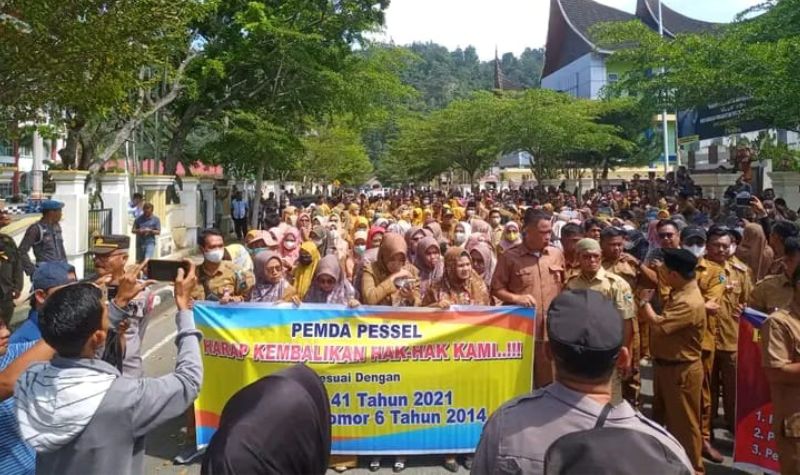 Ratusan Perangkat Nagari ‘Kepung’ Kantor Bupati Pessel, Ini Tuntutan Mereka