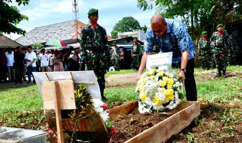 Jenazah Nenek Andre Rosiade Dimakamkan Secara Militer di Padang