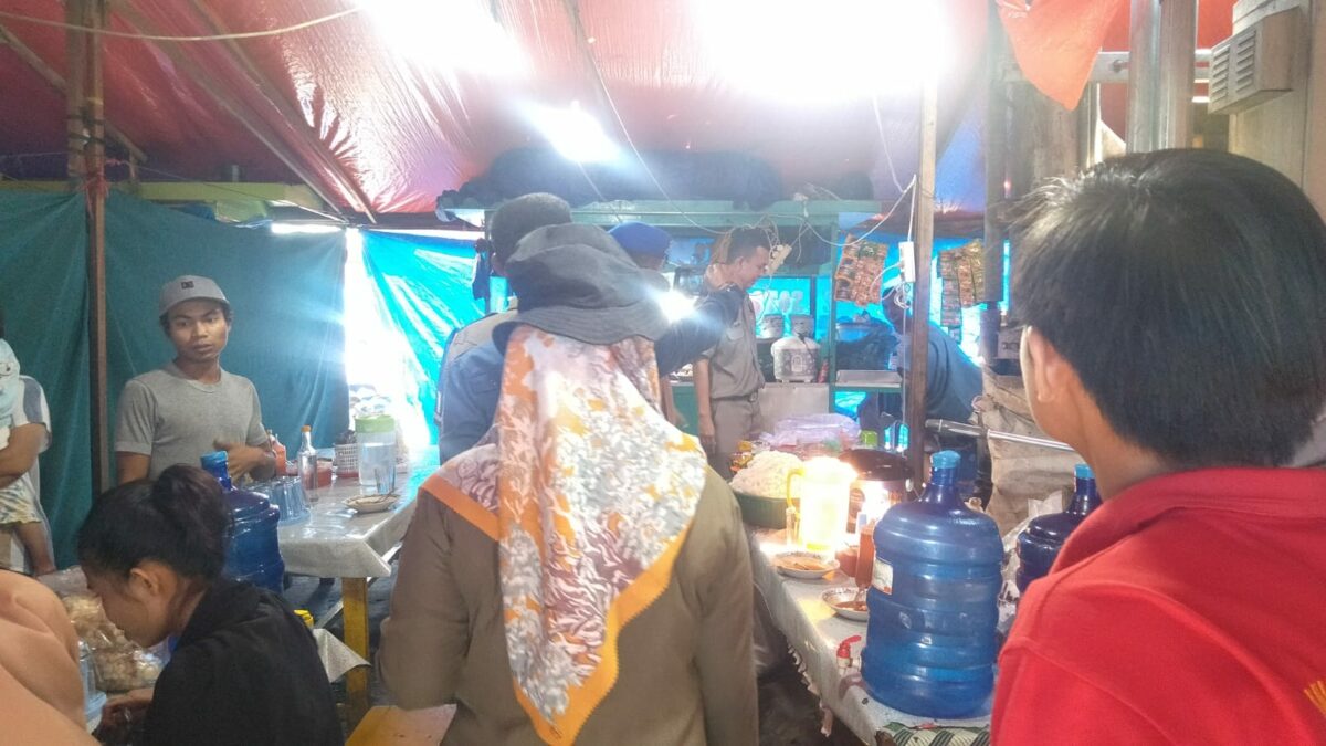 Satpol PP Padang Tertibkan Warung Makan yang Beroperasi saat Tengah Hari di Bulan Ramadan