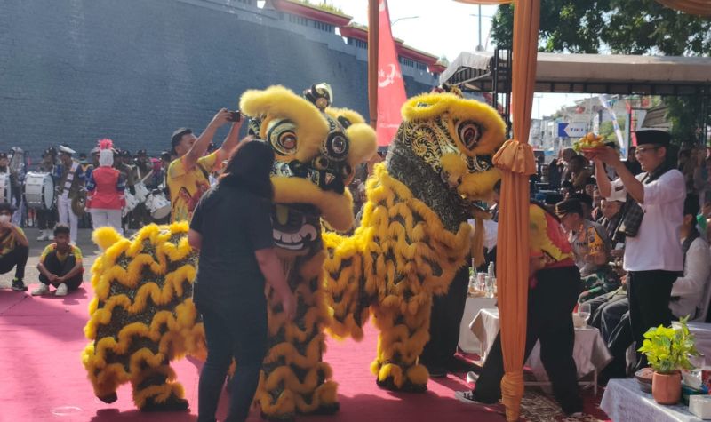 Penampilan Barongsai Di Festival Muaro Bukti Akulturasi Budaya Dan Padang Kota Yang Toleran