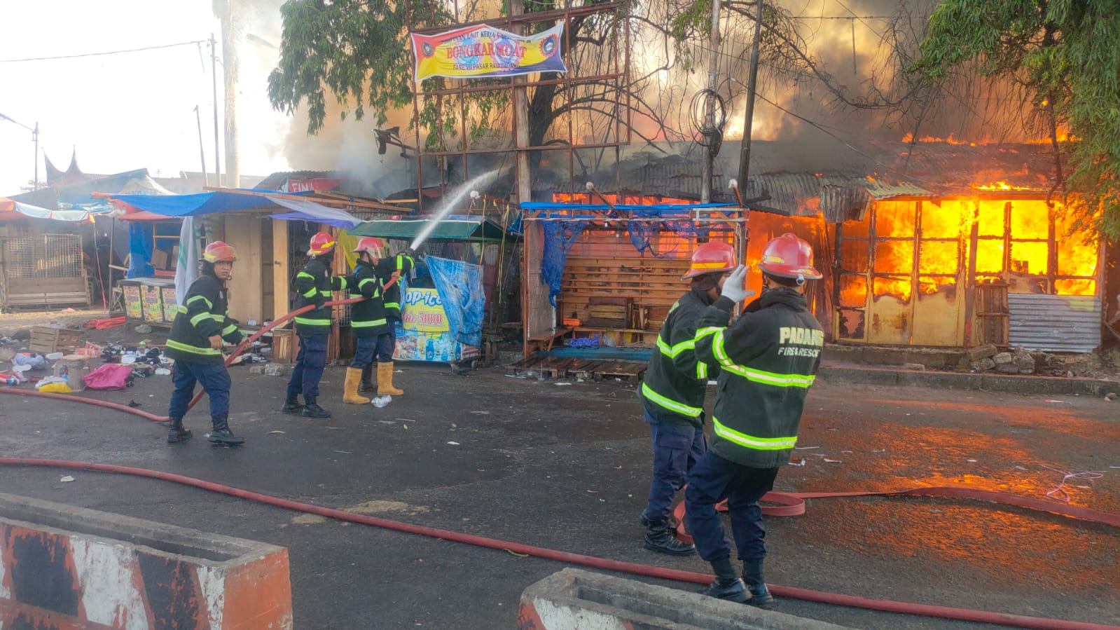 Kawasan Pasar Raya Padang Kebakaran Hebat, 40 Kios PKL Ludes Terbakar