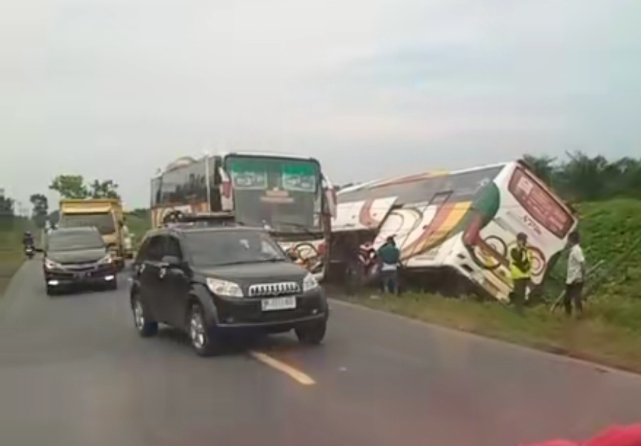 Bus NPM Alami Kecelakaan Tunggal di Labuhanbatu Selatan, Sumatra Utara 