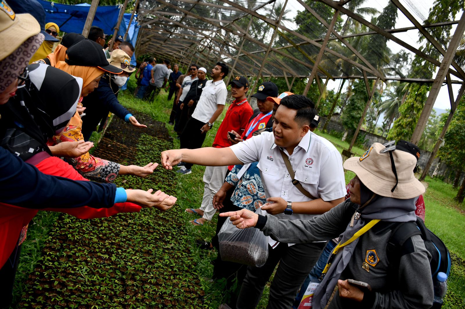 Kunjungi PT Semen Padang, Peserta Penas Petani Tertarik dengan Pembibitan Kaliandra Merah 