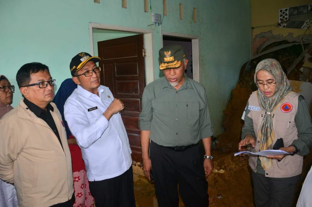 BNPB Bantu Penanganan Banjir dan Longsor di Padang, Berikan Dana Rp250 Juta 
