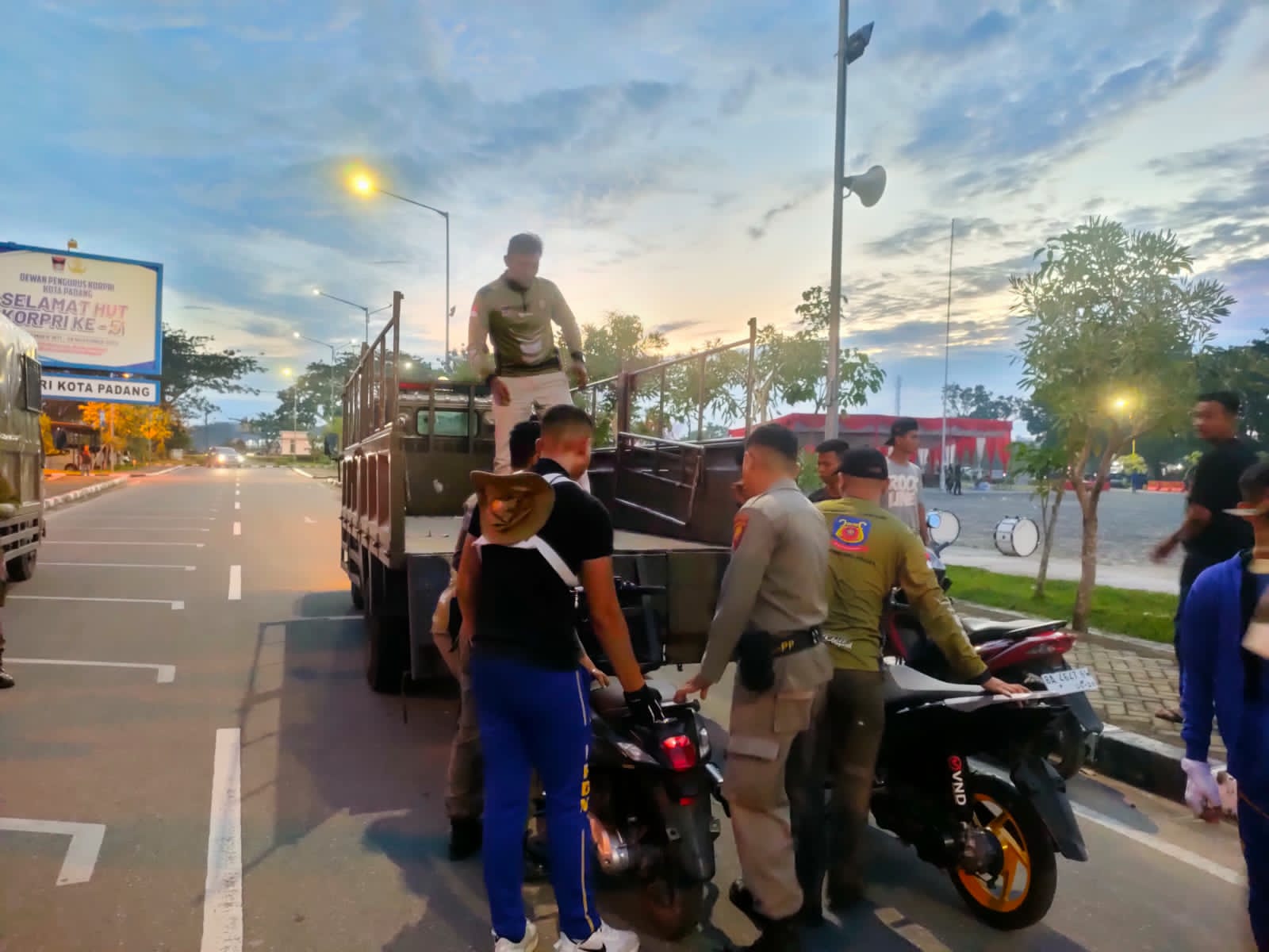 Satpol PP Amankan 4 Motor dari Aksi Balap Liar di Balai Kota Padang
