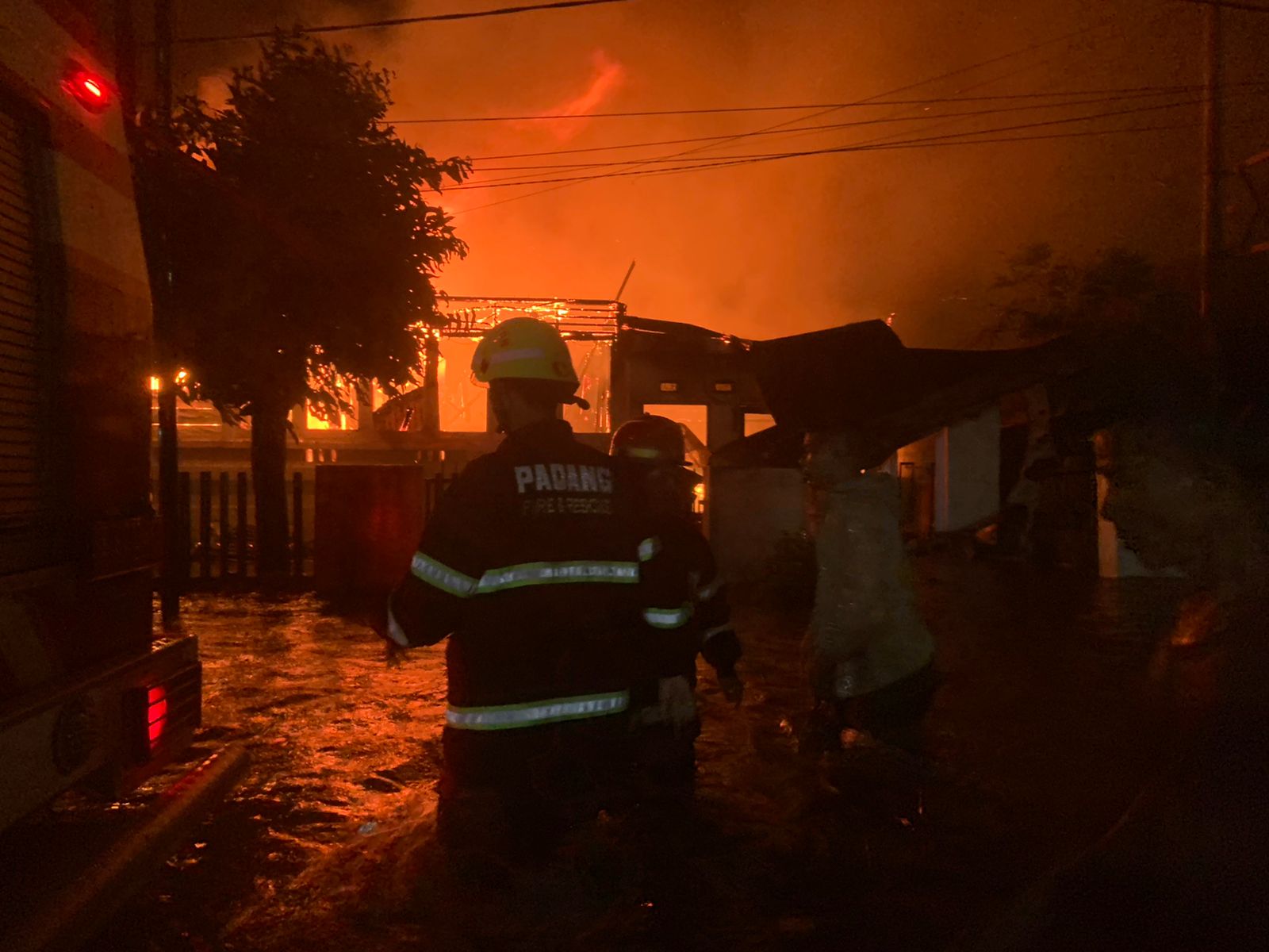 Padang Dikepung Banjir, Sebuah Rumah Ludes Terbakar 