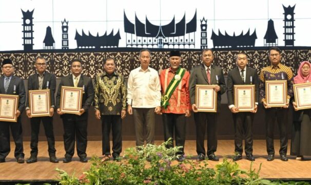 Dewan Koperasi Indonesia Anugerahkan Bintang Adidaya Jagadita kepada Gubernur Sumbar