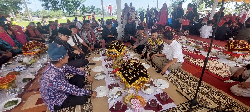 HUT ke-354 Kota Padang, Ratusan Warga Ikut Makan Bersama di Lapangan Tugu APEKSI Balai Kota 